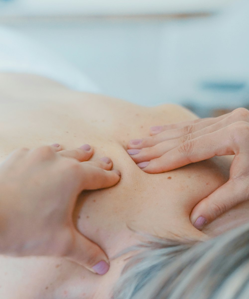 Sesión de terapia manual con fisioterapeuta en Tàrrega